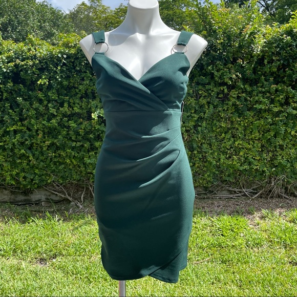 green emerald velvet dress Amazon.com: Guess Womens Sheath Cut Casual Night Out Dress, Kelly Green, 2  US : Clothing, Shoes & Jewelry